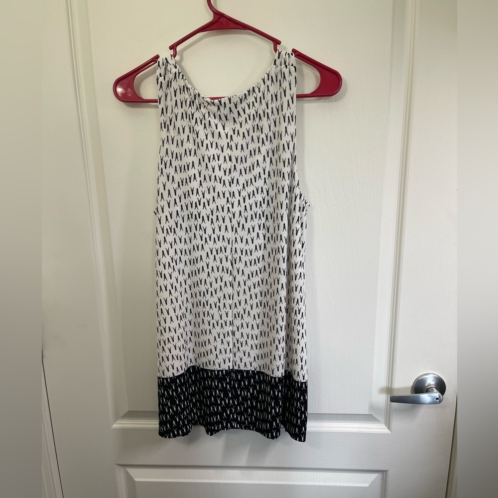 Rafaella Women's Sleeveless Tank Top M Black & White Geometric Arrow Print - Picture 2 of 8